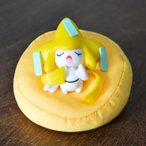 Figura Pokémon durmiendo - Jirachi