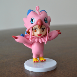 Figura de Digimon (Sora Takenouchi disfrazada de Biyomon)